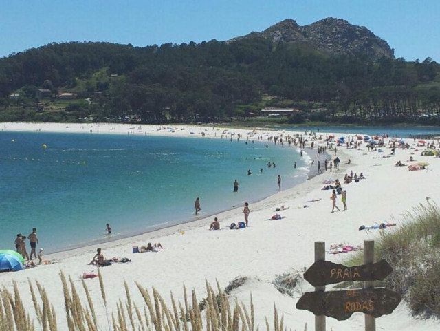  plage des îles cies avec des gens sur le sable 